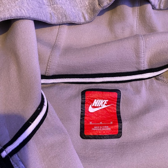 Nikes Men’s Tech Sweatshirt (Fullzip) - Picture 4 of 5